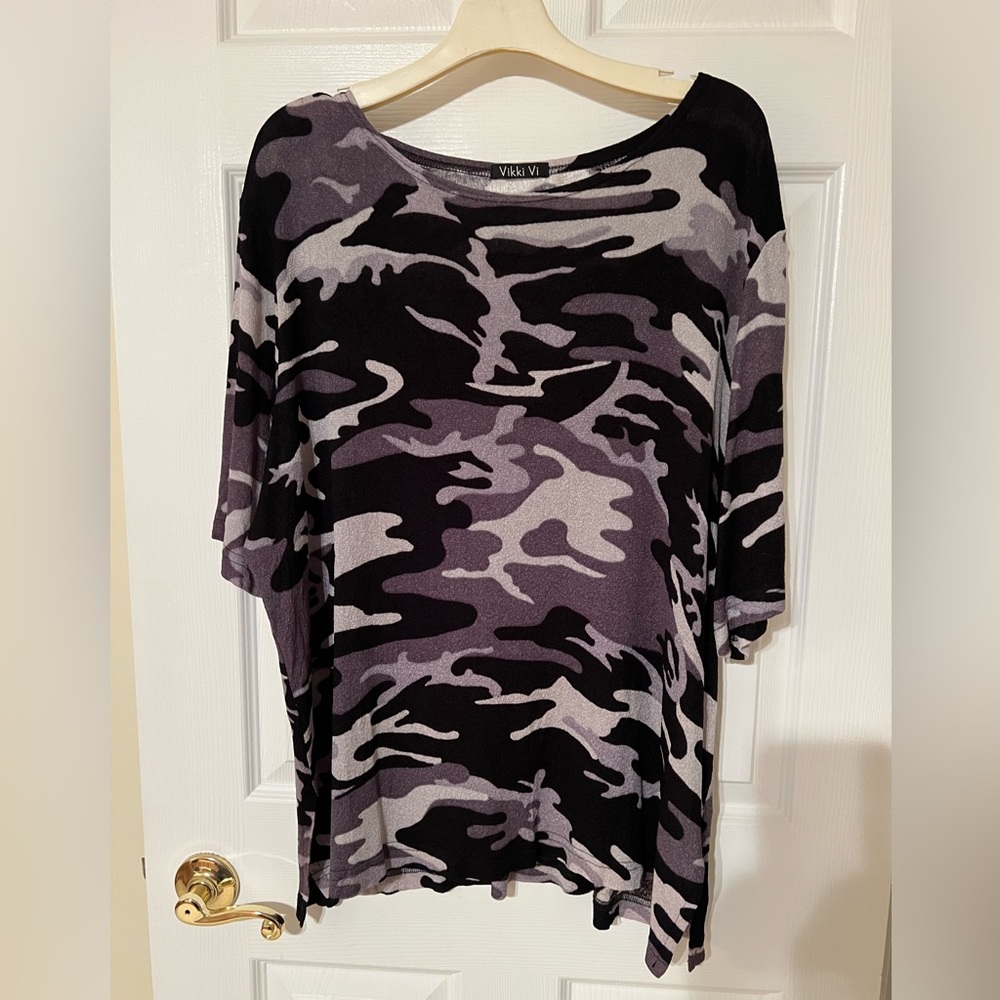 Vikki Vi Women's Short Sleeve Camouflage Top - Black and Gray